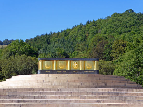 Monument National, dessen große Plattform mit Bronzealtar über einer Krypta mit den Gebeinen von 12.000 unbekannten Soldaten angelegt ist.