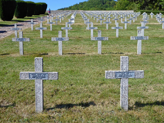 Dicht an der Straße befindet sich der französische Soldatenfriedhof Silberloch (die deutschen Soldaten wurden überwiegend bei Cernay bestattet)