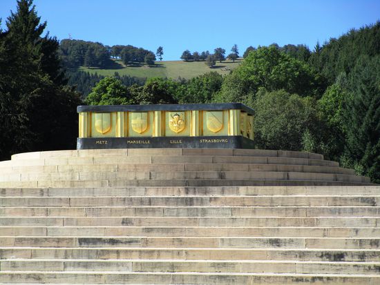 Monument National, dessen große Plattform mit Bronzealtar über einer Krypta mit den Gebeinen von 12.000 unbekannten Soldaten angelegt ist.