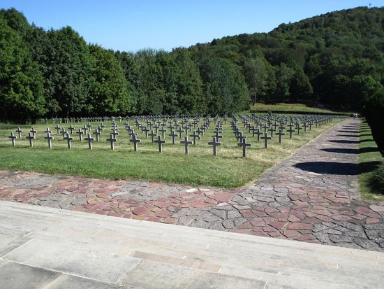 Dicht an der Straße befindet sich der französische Soldatenfriedhof Silberloch (die deutschen Soldaten wurden überwiegend bei Cernay bestattet)