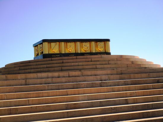 Monument National, dessen große Plattform mit Bronzealtar über einer Krypta mit den Gebeinen von 12.000 unbekannten Soldaten angelegt ist.