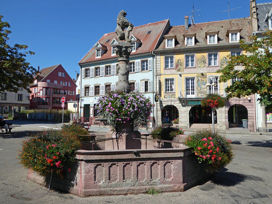 Munster - Auf dem Marktplatz, steht der von den Einwohnern der Stadt im Jahre 1576 errichtete Löwenbrunnen, ein stolzes Denkmal für die ein Jahr zuvor erstrittene Religionsfreiheit. Der mündlichen Überlieferung zufolge, sollen die protestantischen Städter in Zeiten des Zwistes dem katholischen Abt regelmäßig das Hinterteil des Löwen zugedreht haben was diesen gehörig wurmte.