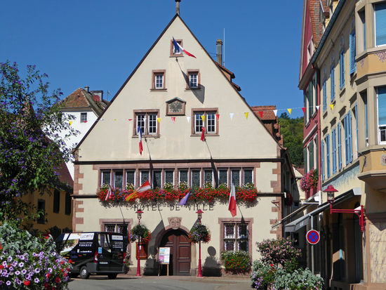 Das alte Rathaus, 16. Jh., ganz herrlich. Über der schönen Renaissance Fassade prangt der doppelköpfige Adler der von der früheren Zugehörigkeit zum kaiserlichen römischen deutschen Reich zeugt. Auf der Eingangstür, erkennt man das Wappen der Stadt Munster, es erinnert an die stilisierte Fassade einer romanischen Kirche. Im Inneren werden gemeißelte Steinfragmente aus der früheren Abtei aufbewahrt.