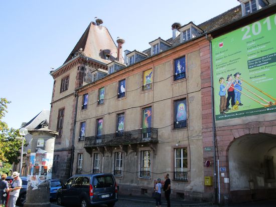 Was uns besonders fasziniert, sind die vielen Storchennester auf einem nahen alten Herren-Haus, in denen sich zahlreiche Storchenpaare aufhalten. So viele auf einmal habe ich noch nie gesehen.