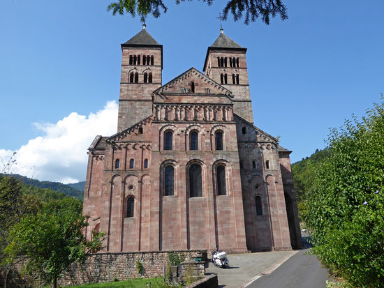 Von vorne sieht die Kirche mächtig aus ...