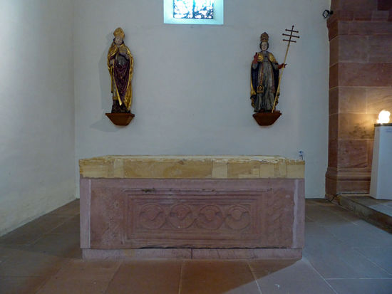 Sarkophag für die beim Ungarneinfall von 926 umgekommenen Mönche