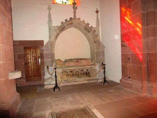 Das spätgotische Wandgrab des Stifters der Abtei, Graf Eberhard, befindet sich in einem Querhaus.