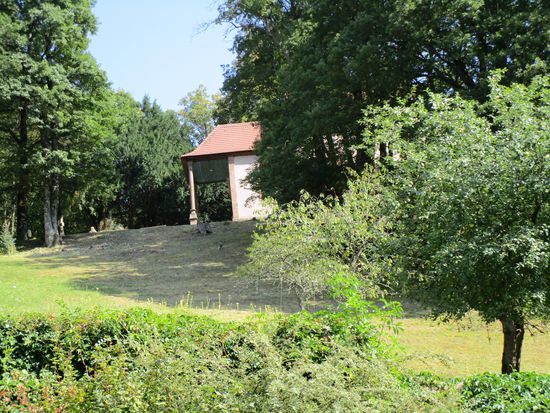 Auf einem Hügel liegt die kleine Notre Dame de Lorette Kapelle.