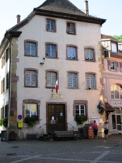 Thann - Direkt gegenüber der Kirche ist das Maison Ehrhard, in dem auch das Touristenbüro untergebracht ist.