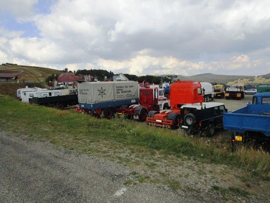 Le Markstein. Dort scheint ein Oldtimer-LKW-Treffen stattzufinden.