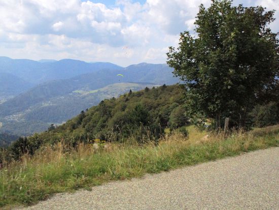 In der Luft sind wieder einige Gleitschirmflieger unterwegs.
