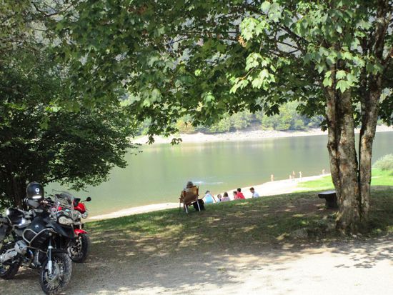 Der Lac de Kruth-Wildenstein liegt im oberen Teil des Tals von Saint Amarin. Durchflossen wird der Stausee von der Thur.