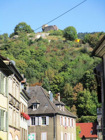 Hexenauge – Engelsburg: Die vom Grafen von Pfirt erbaute Burg ging erst an die Habsburger, dann an den Französischen König und zehn Jahre später an die Mazarins, in deren Besitz das Gebiet bis zur Französischen Revolution blieb. 1673 wurde die Burg auf Befehl Ludwigs XIV. niedergerissen. Der untere Teil des Bergfrieds blieb intakt, wurde jedoch umgestossen und schaut nun mit der Öffnung zur Stadt hin, in der Volksphantasie einem Hexenauge gleich. Von der Ruine der Burg hat man einen phantastischen Blick bis hin zum Schwarzwald in der Ferne.