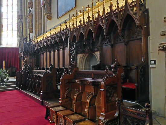 Thann - gotische Stiftskirche Saint-Thiebaut, 14./16. Jh.
Das wunderschöne Chorgestühl aus Eiche aus dem 15. Jh. (Anfang des 20. Jh. restauriert). Blattwerk, Gnome und humorvoll dargestellte Personen sind mit außerordentlichem Geschick herausgearbeitet.