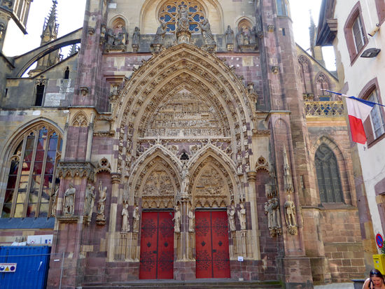 Thann - gotische Stiftskirche Saint-Thiebaut, 14./16. Jh.
Das Nordportal ist im Flamboyantstil errichtet. Es zeigt schöne Statuen aus dem 15. Jh., Zu beiden Seiten des Mittelpfostens sind Johannes der Täufer und der Heilige Theobald zu erkennen. Den Mittelpfosten ziert eine Madonna mit Kind.
