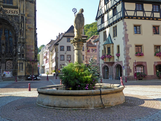 Thann - Auf dem Kirchplatz ist ein schöner alter Brunnen zu sehen – Fontaine Saint Thiebaut.