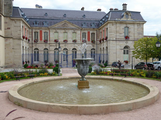 Remiremont - Interessant ist auch das neben der Kirche befindliche ehemalige Palais der Äbtissinnen, heute Rathaus. Dies ist ein im klassizistischen Stil gestaltetes Gebäude aus dem 18. Jh., das eine sehr schöne Fassade aufweist.