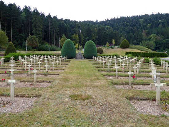 Die vielen Kreuze für die Gefallenen machen uns sprachlos und traurig. Der Militärfriedhof liegt oberhalb des kommunalen Friedhofes - Remiremont