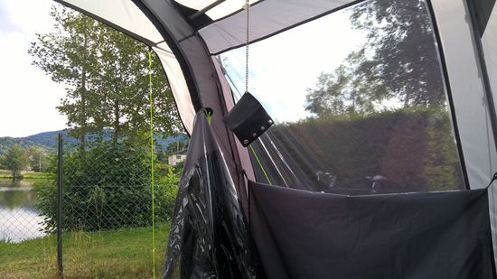 Geldbeutel wird zum Trocknen aufgehängt 