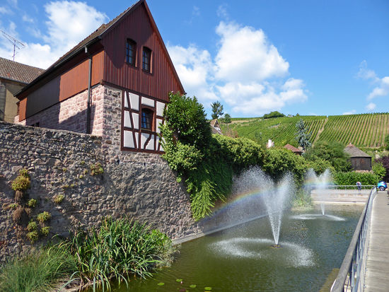 Schön auch ein Springbrunnen, in dessen Wasser die Sonne einen Regenbogen erzeugt. Sieht herrlich aus.