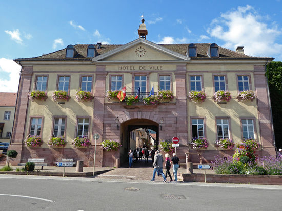 Durch den Torbogen des Rathauses laufen wir nun zur Rue du General de Gaulle.