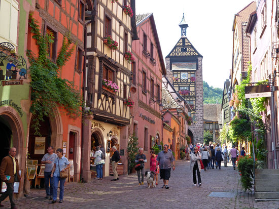 Der fachwerkverzierte obere Torturm Dolder ist das Wahrzeichen der Stadt.
Der Dolder wurde 1291 als westlicher Abschluss der vollständig erhaltenen Stadtbefestigung Riquewihrs errichtet, verstärkt wurde er im 15. und 16. Jh. Besonders markant ist die fachwerkgeschmückte Fassade zur Stadtseite.