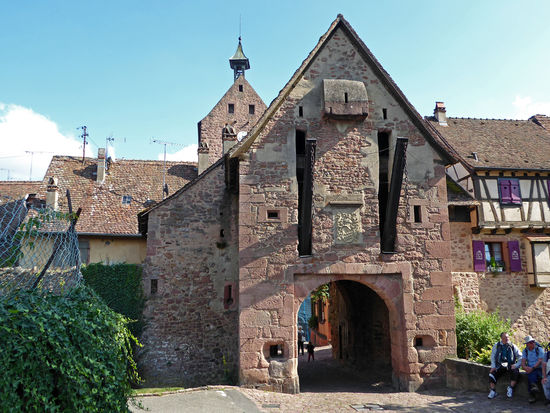 Das Obertor – Porte Haut – ist auch sehenswert. Das Fallgatter und die Vorrichtung für die Zugbrücke aus dem Jahr 1500 sind noch zu erkennen. Direkt daneben befindet sich die Befestigungsmauer mit dem Wehrturm.