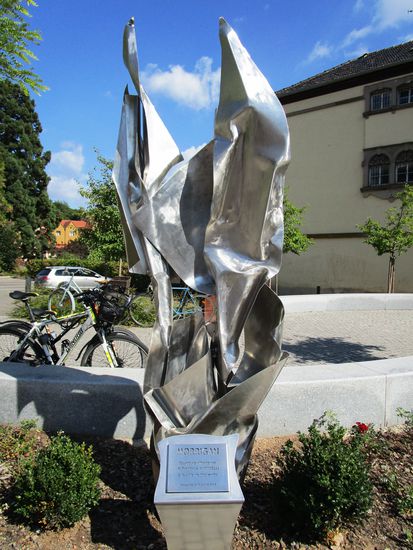 Faszinierend ist die moderne „Morrigan-Skluptur“ des Künstlers Frederick Maroselli, die mir sofort gefällt.
Morrigan (Geisterkönigin oder Große Königin) ist eine Figur der keltischen Mythologie Irlands. Sie ist eine anderweltliche Frauengestalt, eng verbunden mit Krieg, Kampf Sexualität.