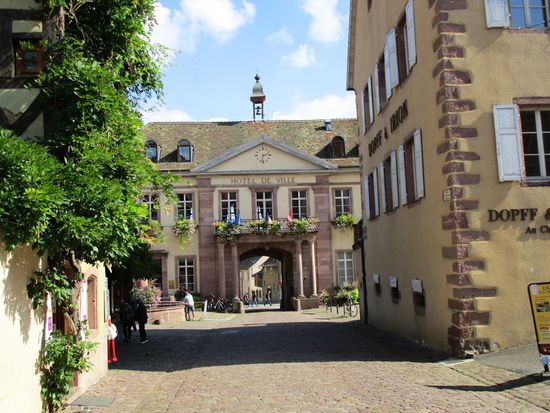 Torbogen des Rathauses - von der Rückseite aus gesehen