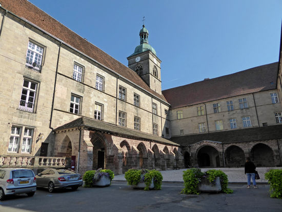 Der iroschottische Missionar Columban gründete Ende des 6. Jh. die spätere Abtei Luxeuil, die im 7. Jh. ihre Blütezeit erlebte. Der Kreuzgang aus dem 15. Jh. und andere Bauteile aus dem 17. und 18. Jh. sind noch erhalten.