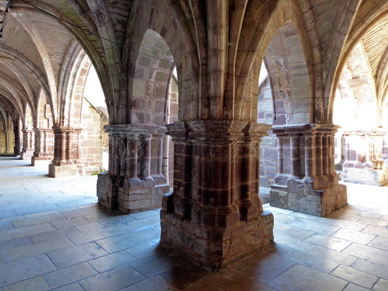 Der iroschottische Missionar Columban gründete Ende des 6. Jh. die spätere Abtei Luxeuil, die im 7. Jh. ihre Blütezeit erlebte. Der Kreuzgang aus dem 15. Jh. und andere Bauteile aus dem 17. und 18. Jh. sind noch erhalten.