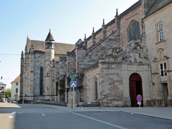 Die Basilika Saints Pierre et Paul (seit 1840 Pfarrkirche) hat ihren Ursprung im 13. und 14. Jh.. Sie wurde an der Stelle einer Kirche aus dem 11. Jh. (Reste sind noch vorhanden) erbaut. Von ihren drei Türmen ist nur noch einer vorhanden, der 1527 erneuert wurde.