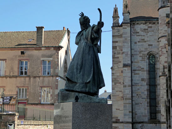 Columban (540-615) war ein irischer Wandermönch und Missionar. Er wird von Katholiken und orthodoxen Christen als Heiliger verehrt. Im Unterschied zum Heiligen Kolumban, der Schottland missionierte, wird er als Columban von Luxeuil, Columban von Bobbio oder Columban der Jüngere bezeichnet. Der Hl. Columban ist der Schutzpatron der Motorradfahrer. Er hilft bei Überschwemmungen. Dargestellt wird er als bärtiger Mönch, umgeben von einem Wolfsrudel, eine Versinnbildlichung der widrigen Umstände, unter denen der Heilige oft wirkte.