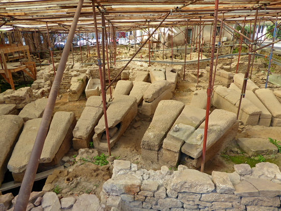 Wir stoßen auf Ausgrabungen mitten in der Stadt. Leider kann ich hier vor Ort keine näheren Informa-tionen in Englisch oder Deutsch finden. Es handelt sich wohl um über die Überreste einer frühchristlichen Kirche - Saint-Martin de Luxeuil-les-Bains. Im Jahr 2006 sollte auf dem Platz der Republik ein Parkplatz errichtet werden. Während der Bauarbeiten 2008/2009 stieß man auf die Überreste der Kirche von Saint Martin, die seit 2010 unter Denkmalschutz stehen. Auch das Grab von Saint Valbert, dem dritten Abt von Luxeuil um 670, wurde hinter dem Altar in der Krypta der Kirche gefunden.
Es wurden zudem Gebäudereste aus dem 2. Jh. n. Chr. entdeckt, sowie 125 Gräber, was eine Nekropole vermuten läßt.