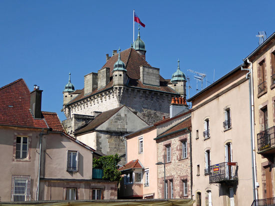 Schon von weitem ist der Tour des Echevins (Schöffenpalast) zu sehen, ein Beispiel für die Baukunst des 15. Jh.. Dieser schmale hohe zinnenbewehrte Bau wurde für die Ratsversammlungen errichtet. Die dekorativen Kielbögen und der spätgotisch ausgeschmückte Erker stehen im Kontrast zu dem sonst wehrhaften Charakter des Gebäudes.