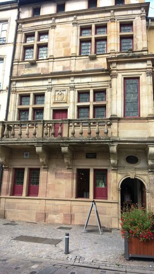 Zwischen einer Buchhandlung und einem Cafe steht das mit einer Loggia geschmückte Maison du Bailli (das Haus des Vogts) aus dem 17. Jh. Heute befindet sich eine Gemäldegalerie in dem schönen alten Gemäuer.