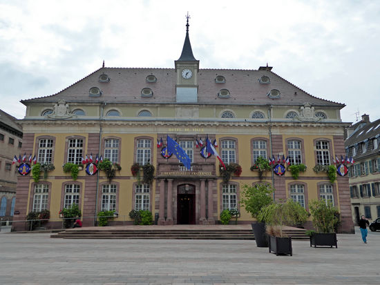 Rathaus - vom Ingenieur Mareschal als Stadtpalais für Francois Noblat erbaut. 1784 von der Bürgerschaft Belforts aufgekauft, umgebaut 1789 unter Jean Baptiste Kleber. — – hier: Place d'Armes.