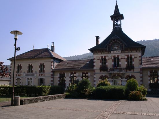 Servance - Rathaus - Schule