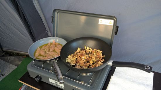 Abendessen am 25.9.:
Rotbarbenfilets, Auberginen, Kartoffeln, Salat, Brot, Käse, Trauben, Wein.