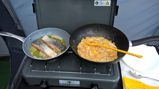 Zum Abendessen am 26.9. gibt es Lachs, Kartoffeln, Paprika, Salat, Brot, Käse, Wein.