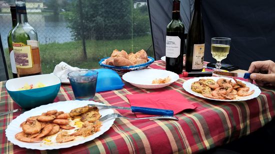 Zum Abendessen gibt es Gambas, Kartoffeln, Salat, Brot, Käse, Äpfel, Wein.