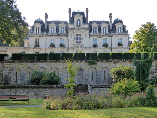 Chateau des Brasseurs
1979 wurden die Gemeindebüros in das Haus verlegt, welches seit 1981 Rathaus der Stadt ist. Angeblich ist es das schönste Rathaus Frankreichs.