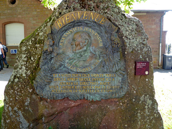 Eine Gedenktafel im Hof des Klosters erinnert an den Besuch von Papst Johannes Paul II. vor einigen Jahren.