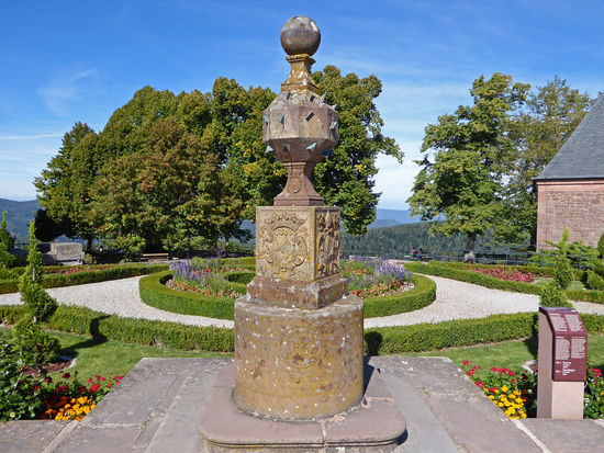 Besonders interessant ist die im Park befindliche Sonnenuhr. Diese Sonnenuhr wurde von den Mönchen der Zisterzienserabtei Neuburg im 18. Jh. entworfen. Sie zeigt als weltweit einzigartige Besonderheit nicht nur die örtliche Sonnenzeit, sondern auch die italienische, babylonische, antike sowie die Zeiten verschiedener Regionen der Erde. Der Sockel der 1935 in der Abtei aufgestellten Uhr enthält auf einer Seite das Wappen von Monseigneur Ruch und auf der anderen Seite eine Inschrift in lateinischer Sprache, hier in deutsch: "Du gehst vorwärts, so wie der weichende Schatten unsere Stunden anzeigt. Wir sind nur Staub und Schatten." Darunter das Datum der Verlegung auf den Odilienberg, 1935. Rückseitig die Herkunft der Sonnenuhr: "Aus den Ruinen der Abtei Neuburg".