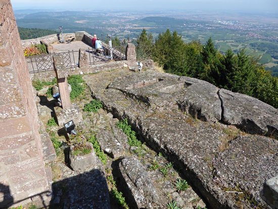 fränkischer Friedhof mit ausgehauenen Felsengräbern