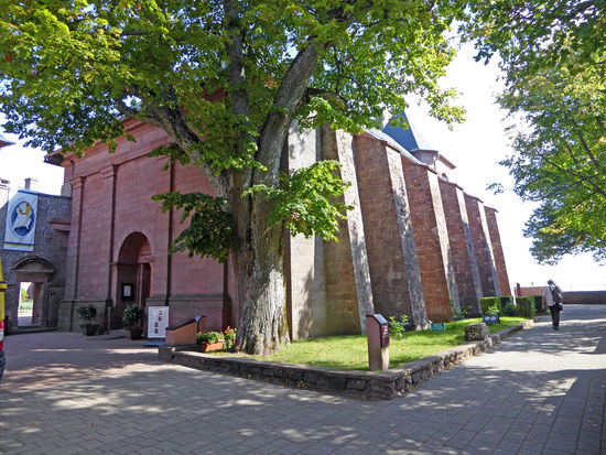 Die Eglise Conventuelle – Klosterkirche – wurde 1687 auf den Grundmauern der abgebrannten Kirche erbaut. Chorvertäfelung und Beichstühle sind aus dem 18. Jh.
