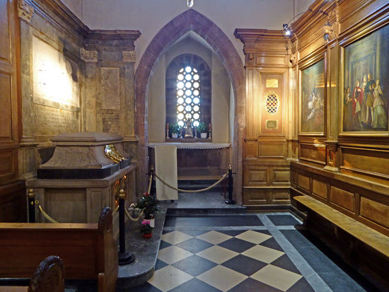 In der Chapelle Sainte Odile ruhen in einem Steinsarkophag (um 720) hinter einer vergitterten Öffnung sichtbar, die sterblichen Überreste der Heiligen Odile. Die Kapelle wurde im 12. Jh. an der Stelle errichtet, wo die Heilige starb. Zwei Reliefs aus dem 17. Jh. zeigen die Taufe der Heiligen und ihren Vater Eticho, den die Fürbitte seiner Tochter vom Fegefeuer erlöst hat.