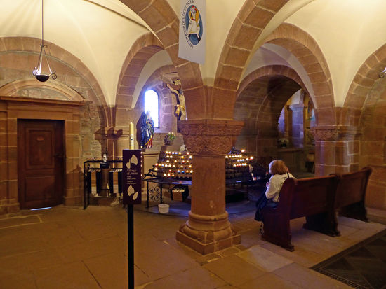 Die Chapelle de la Croix – Kreuzkapelle ist der bedeutendste Überrest des romanischen Klosters aus dem 11. Jh. Die vier Keuzgratgewölbe des fast quadratischen Raumes ruhen auf einer gedrungenen Mittelsäule, deren Kapitell mit Ranken und Eckmasken verziert sind. Hände halten den unteren Basiswulst.