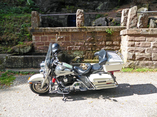Kurzer Halt an der Quelle der Heiligen Odile. Der Quelle sagt man eine wundertätige Wirkung nach. Rolf trinkt natürlich dort am Brunnen und füllt auch seine mitgebrachte Flasche mit dem Heilwasser. Wenn man denn daran glaubt. Die Heilige Odile soll hier einem alten Mann zu trinken gegeben haben, der um die Heilung seines blinden Kindes bat.