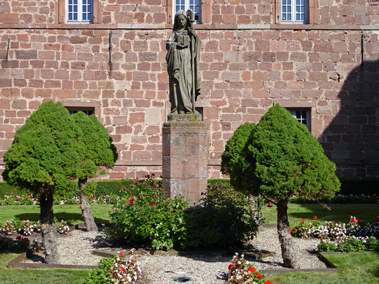 Die heilige Odile (* um 660 im Elsass oder Burgund, † 720) war eine Äbtissin. Sie wird als Schutzpatronin des Elsass und des Augenlichtes verehrt. Der Name Odilia ist eine Nebenform von Ottilie und ent-stammt dem Althochdeutschen. „ot“ bedeutet so viel wie Erbgut oder Besitz.